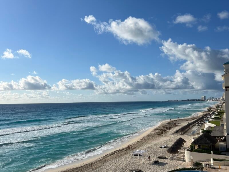 Turquoise water and white sand beach in Cancun Hotel Zone